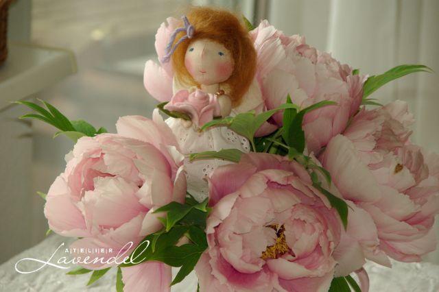 OOAK natural fibres dolls: meet Peony Lou, OOAK doll by Atelier Lavendel, standing 8 inches.