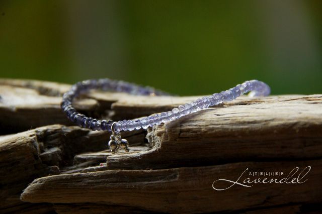 Give-away by Atelier Lavendel: genuine tanzanite beaded bracelet. Handmade in Germany.