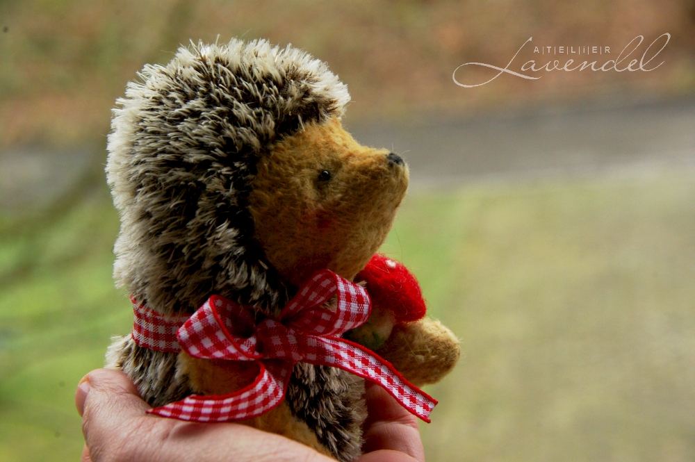 Handmade ooak hedgehog by Atelier Lavendel is lovingly made with all natural high quality materials. Handmade in Germany. Waldorf Inspired.
