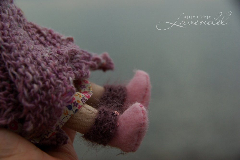 ooak cloth doll eco friendly: meet Leonie, handmade by Atelier Lavendel with lots of love and care using all natural organic materials. Waldorf Inspired. Handmade in Germany.