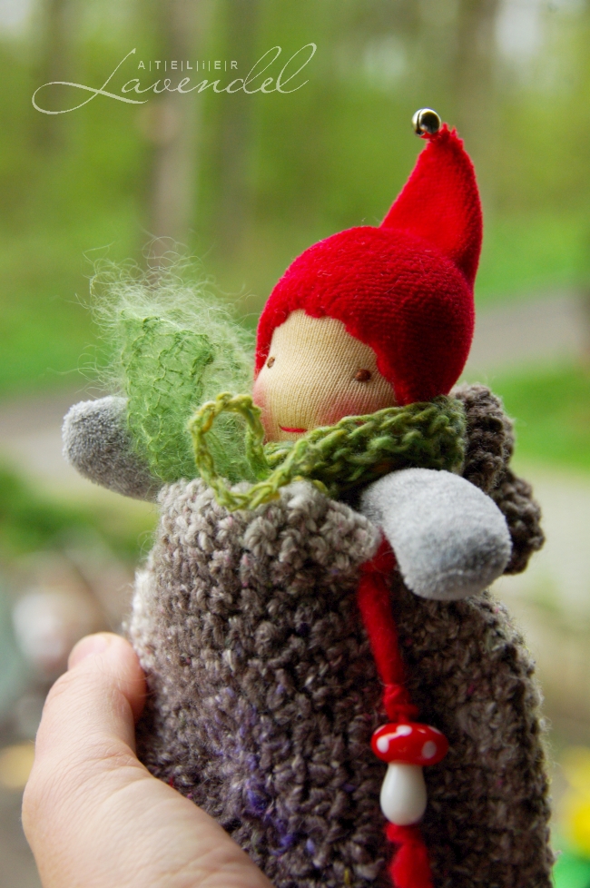 ooak natural fibers waldorf dolls: Meet Spring handmade by Atelier Lavendel using all natural beat quality materials. Handmade in Germany. Atelier Lavendel Waldorf dolls: This little one is enjoying the the sunshine, sitting in his cosy woollen pouch and waiting for his friend, Lenni. 