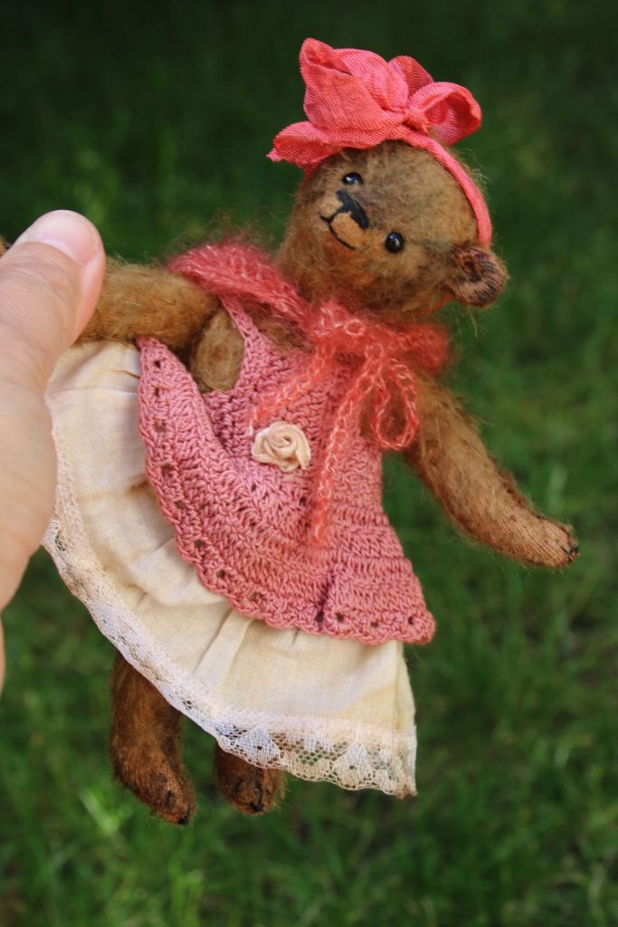 ooak  artist teddy bear, lovingly handmade by Atelier Lavendel