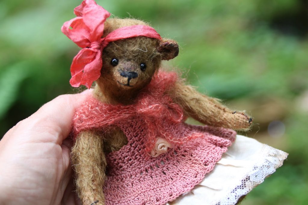 ooak  artist teddy bear, lovingly handmade by Atelier Lavendel